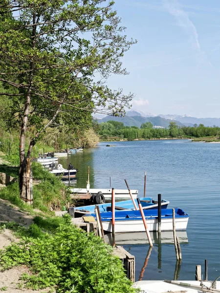 Sehr schöner Blick auf das Boot entlang des Flusses Magra — Stockfoto