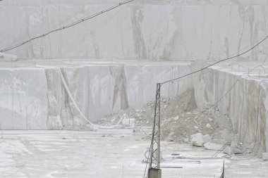 Marina di Carrara İtalya 'daki mermer ocağı.