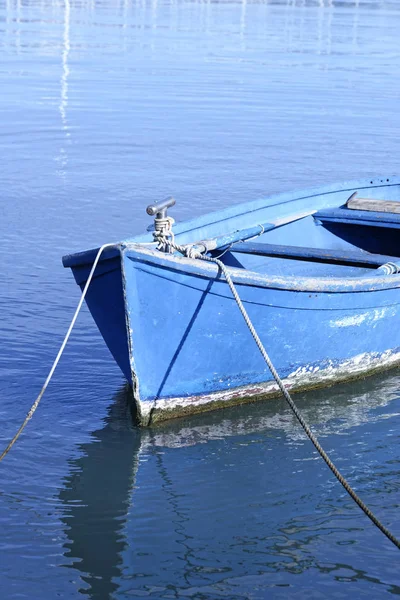 Старая рыболовная лодка — стоковое фото