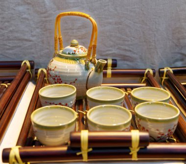 Çin beyaz demlik ve teacups ahşap rafta üzerinde