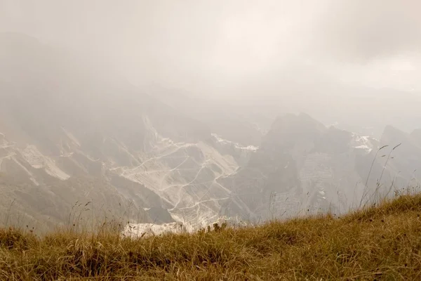 Lámaný mramor n marina di carrara — Stock fotografie