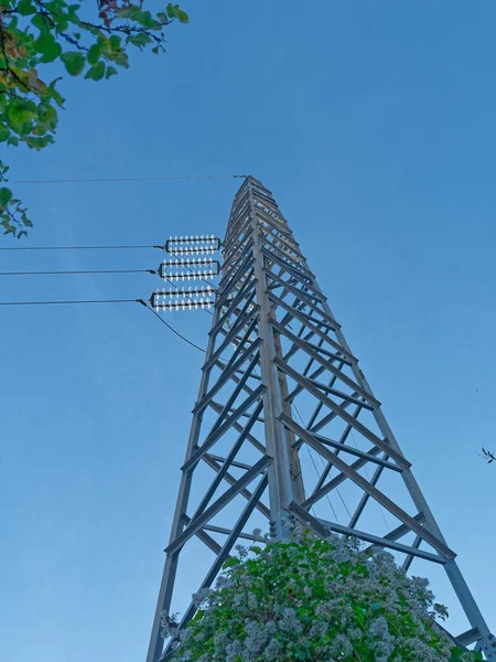 Tour électrique dans une prairie — Photo