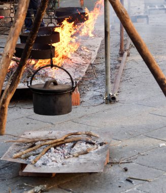 Kömürlerin yanma üzerinde kestane yemek
