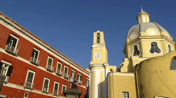 Coloridas casas del pueblo de Corricella en la isla de Procida — Foto de Stock