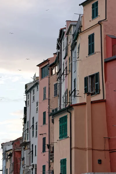 Portovenere beschilderde huizen van pittoresk Italiaans dorp Unesco — Stockfoto