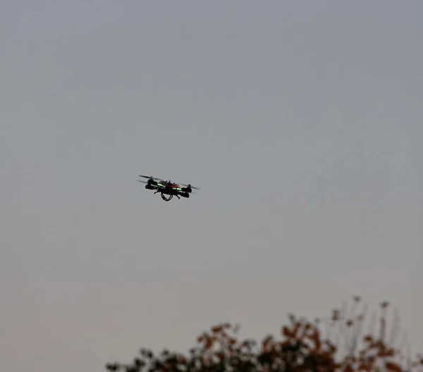 Wszystko nowoczesny drone latający podczas zachodu słońca — Zdjęcie stockowe