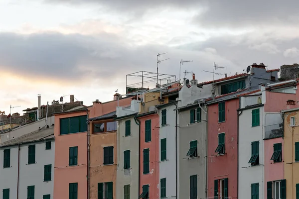 Portovenere beschilderde huizen van pittoresk Italiaans dorp Unesco — Stockfoto