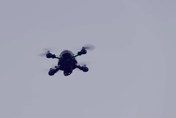 Detalle de un dron moderno volando al atardecer —  Fotos de Stock