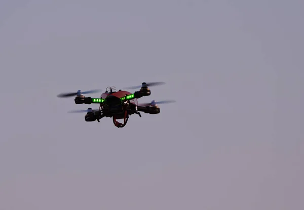 Detalle de un dron moderno volando al atardecer —  Fotos de Stock