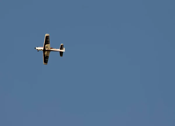 Aeromobili radiocomandati contro il cielo blu — Foto Stock