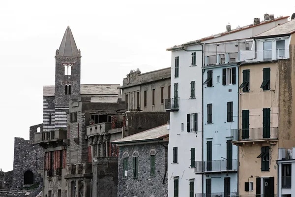 Portovenere beschilderde huizen van pittoresk Italiaans dorp Unesco — Stockfoto