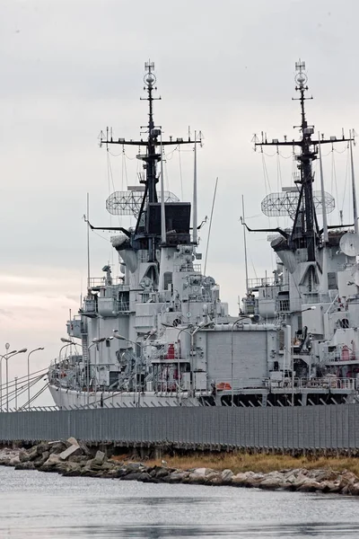 Buque militar en un puerto — Foto de Stock