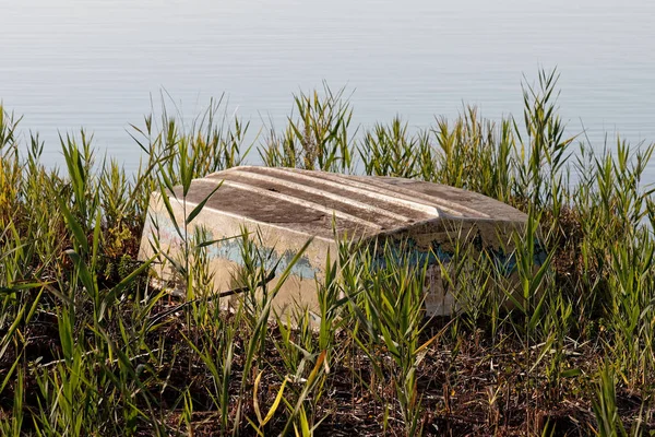 Detail van roestig boot in een meer — Stockfoto
