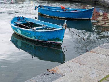 eski mavi balıkçı teknesi 