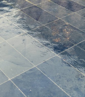 damla yağmur bir su içinde 