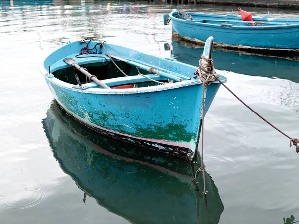Vecchia barca da pesca blu — Foto Stock