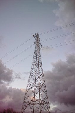 bir çayırda elektrik Kulesi