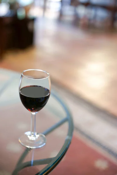 Detail des Glases mit Rotwein auf einem Tisch — Stockfoto