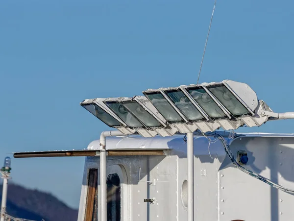 Detalhe da luz no topo de um barco de pesca — Fotografia de Stock