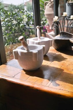 Benim evimde bir tablo üstüne taş harç