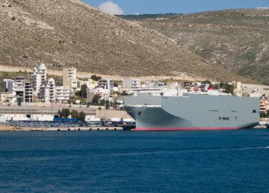 Pireaus Limanı 'ndaki büyük Ro gemisi
