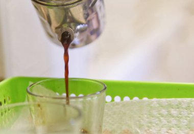 Benim evimde küçük bir cam içinde sıcak kahve