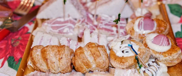 Detalle Canapés Mixtos Sobre Una Mesa — Foto de Stock