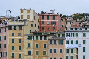 Manzaralı Akdeniz Riviera Sahili. İtalya 'nın Liguria kentindeki Camogli kasabasının panoramik manzarası