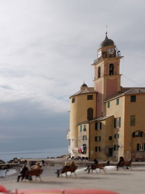 Manzaralı Akdeniz Riviera Sahili. İtalya 'nın Liguria kentindeki Camogli kasabasının panoramik manzarası