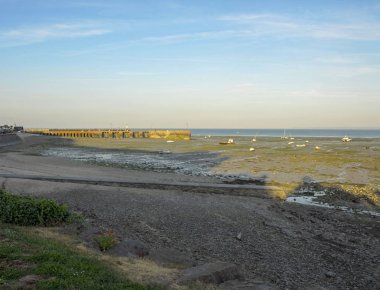 brittany kıyılarında düşük gelgit sırasında balıkçı teknesi