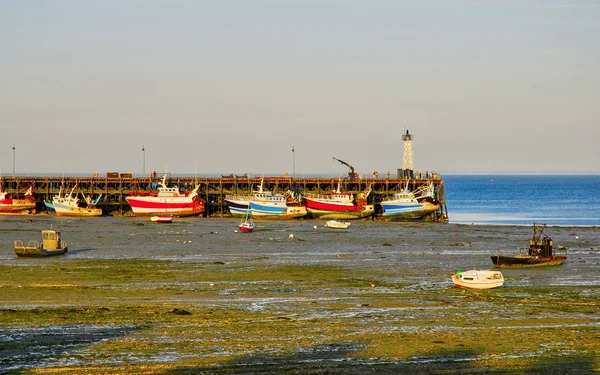 Bateau de pêche à marée basse sur la côte bretonne — Photo