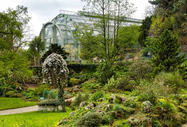 Vacker trädgård i Paris — Stockfoto