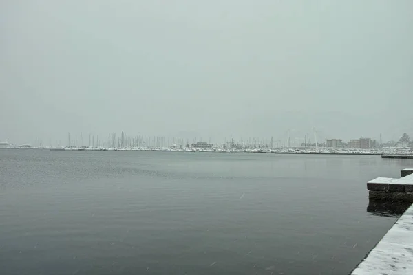 Schneesturm im Hafen von la Spezia — Stockfoto