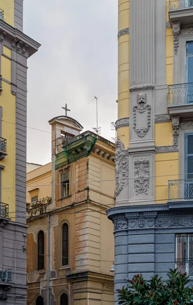 Edifício velho na cidade de Nápoles — Fotografia de Stock