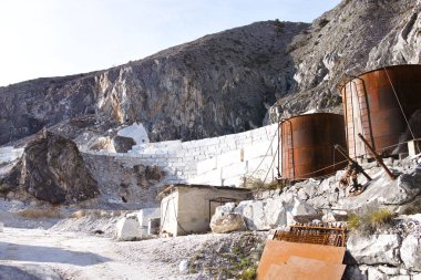Marina di Carrara İtalya 'daki mermer ocağı.