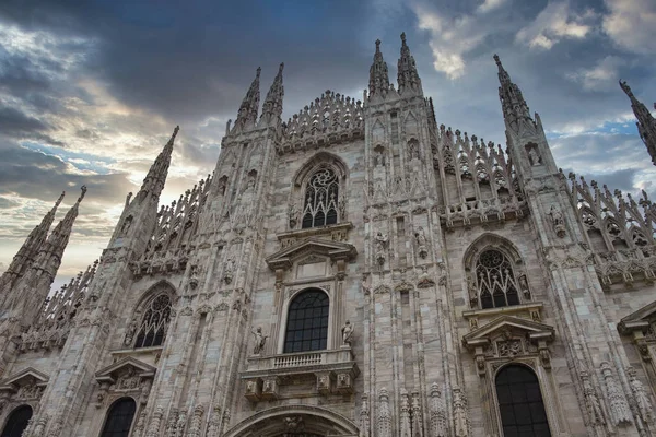 Looking Duomo di Milano meaning Milan Cathedral in Italy, with b — Stock Photo, Image