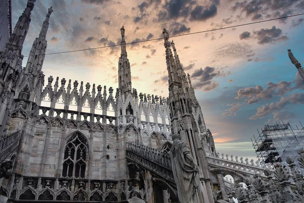 Patrząc Duomo di Milano czyli Katedra w Mediolanie we Włoszech, z b — Zdjęcie stockowe