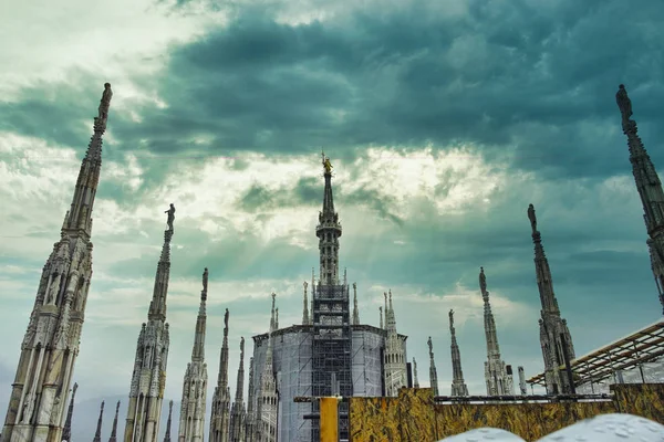 B イタリア、ミラノ大聖堂を意味ミラノのドゥオーモを探してください。 — ストック写真