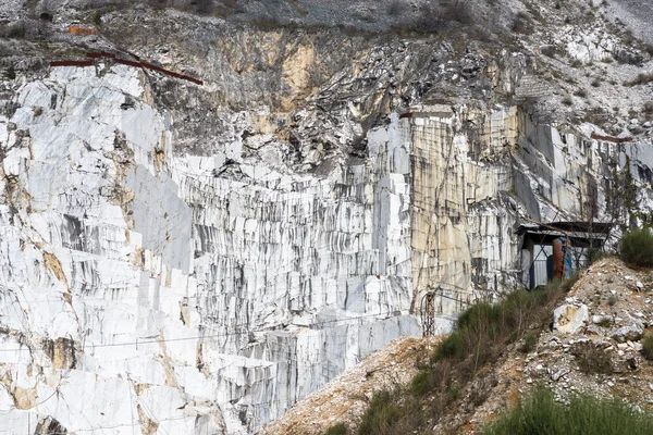 意大利Carrara码头的大理石采石场 — 图库照片