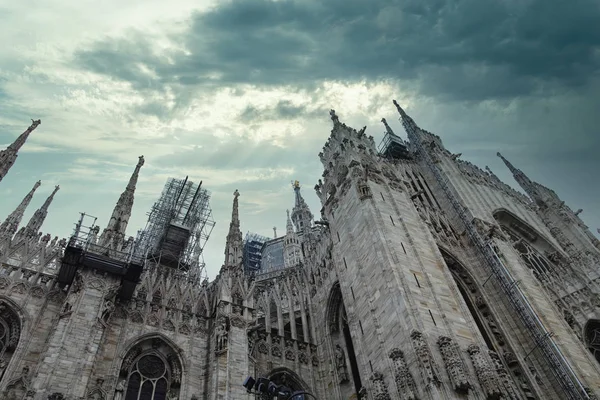 Looking Duomo di Milano meaning Milan Cathedral in Italy, with b — Stock Photo, Image