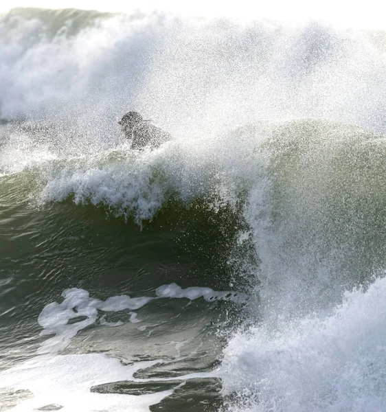 Bir sörfçü İtalya 'da bir dalgada sörf yapar — Stok fotoğraf