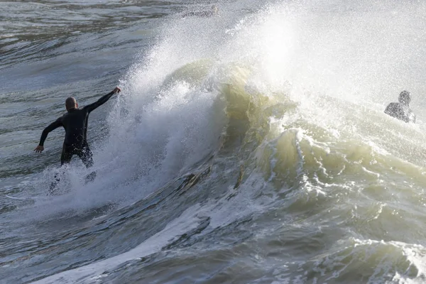 Un surfista surfear una ola en italia — Foto de Stock