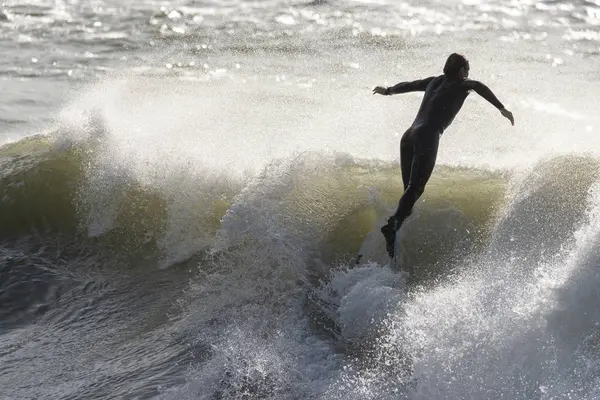 Bir sörfçü İtalya 'da bir dalgada sörf yapar — Stok fotoğraf