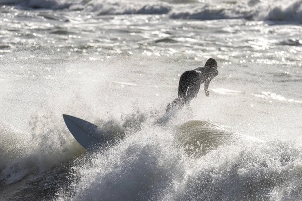 Серфингист сплавляет волну в море — стоковое фото