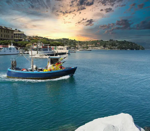 Detalle del barco de pesca azul que navega desde el puerto de Portovenere —  Fotos de Stock