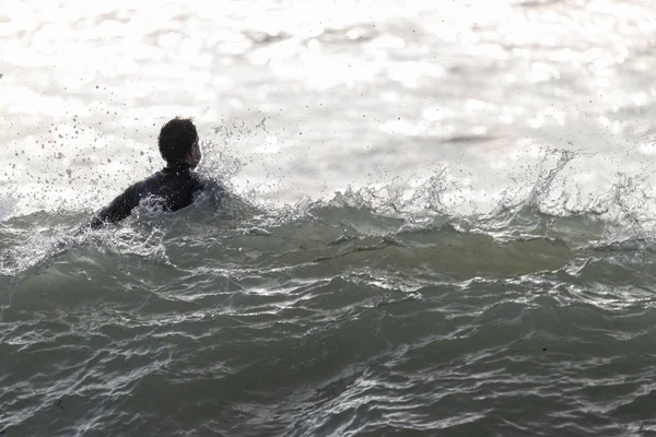 Серфингист сплавляет волну в море — стоковое фото