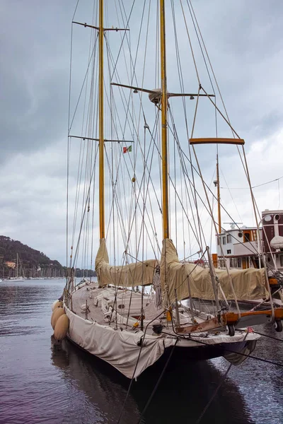 Vecchia barca a vela in un porto — Foto Stock