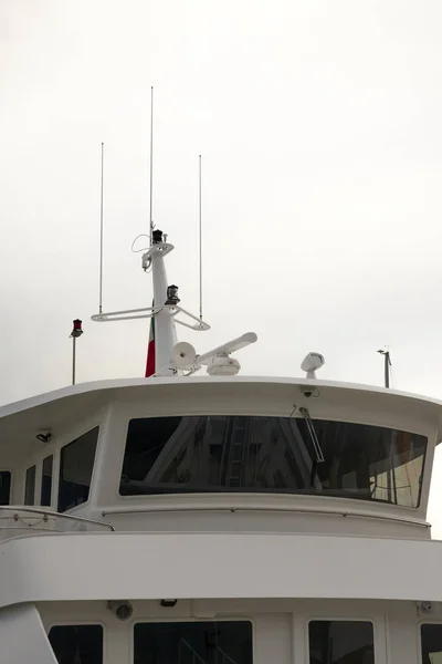 Dettaglio di cabina di pilotaggio traghetto bianco in un porto — Foto Stock