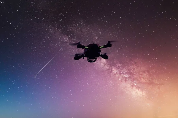 Dron unoszący się na niebie — Zdjęcie stockowe