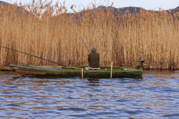 Рыбалка в озере Массачуколи в Тоскане — стоковое фото